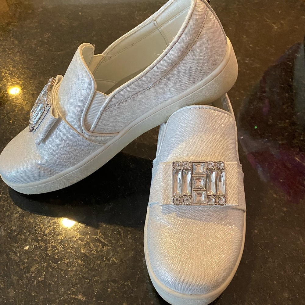 Micheal Kors Girls Slippers, Size 5